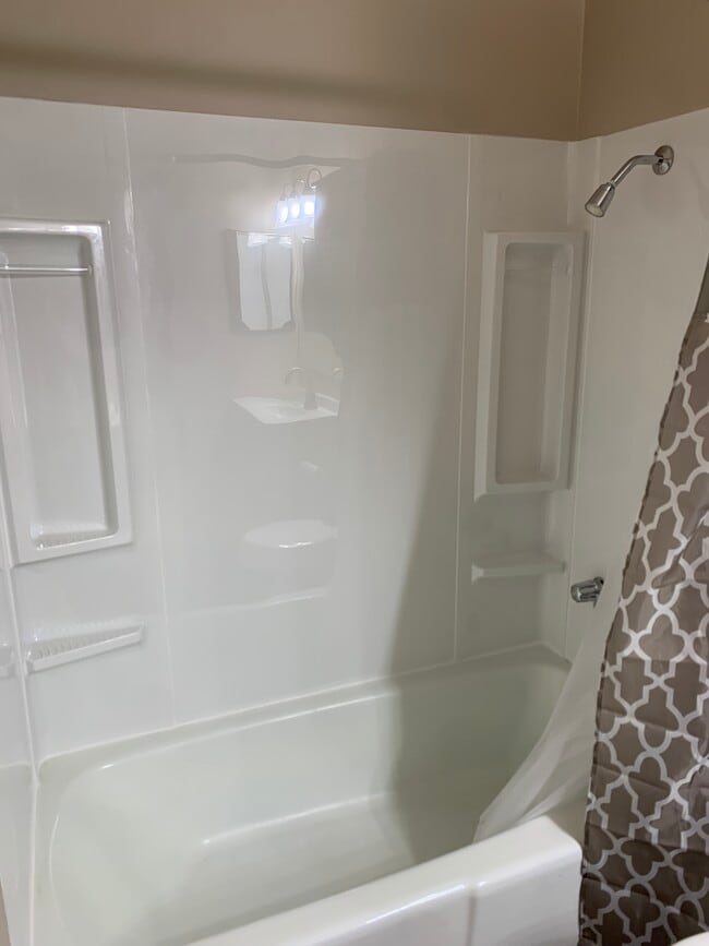 Shower/tub - 4111 Charter Oak Dr