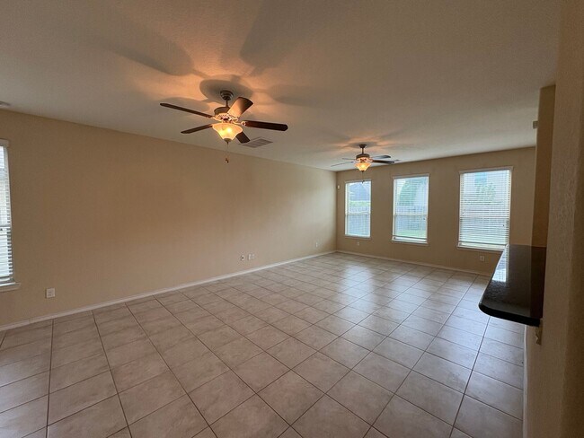 Building Photo - 4B2.5B Warm & Spacious Home in Remington R...