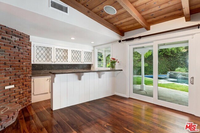 Building Photo - 4221 W Toluca Lake Ln