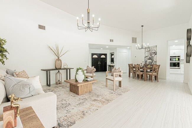 Building Photo - Newly Renovated 3 Bedroom Pool Home in Des...