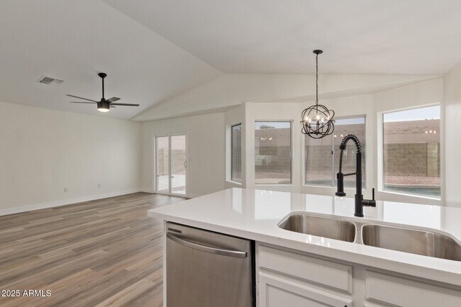 Building Photo - 829 N Bluejay Dr