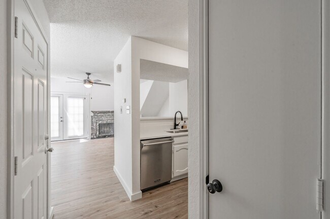 Building Photo - Updated 1-Bedroom Condo in Gated Community – Prime West 7th Location