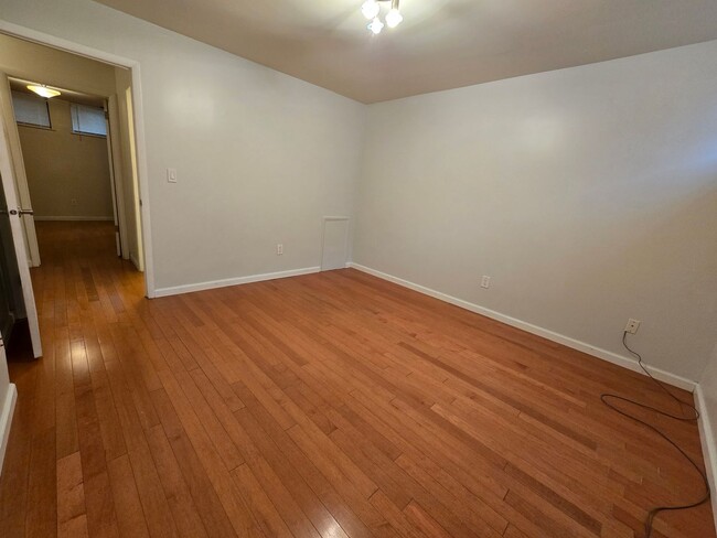 Building Photo - WASHINGTON SQUARE 2 BED 2 BATH BILEVEL APA...