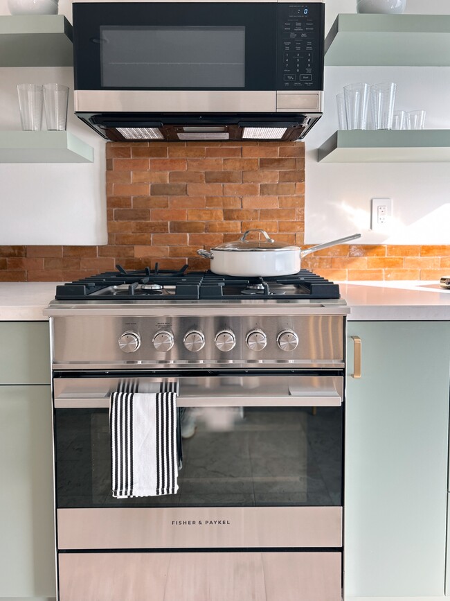 Kitchen All Units - Stay Lola