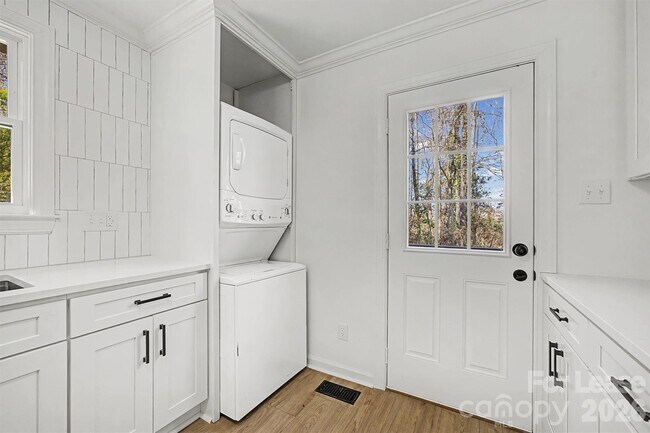 Building Photo - 357 Barnes St