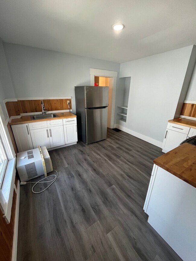 Building Photo - 816 Main St