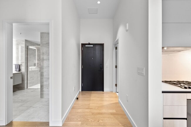 Building Photo - Luxury Executive Condo w/AC in the Heart o...