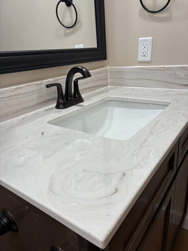 Building Photo - 910 Conant Ave