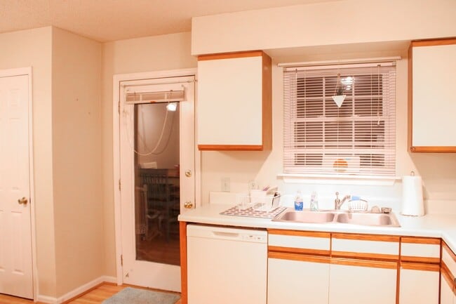 Building Photo - Condo Across From Vet School Available July 2025!