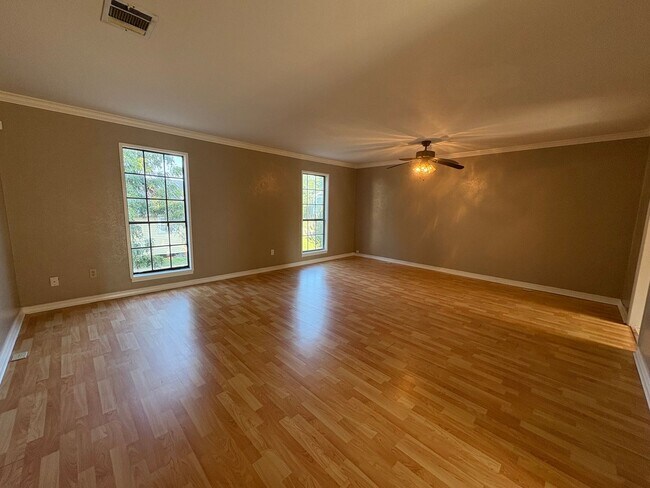 Building Photo - Huge 2 bedroom/2.5 bathroom Townhouse with Central Air & Heat & Garage!