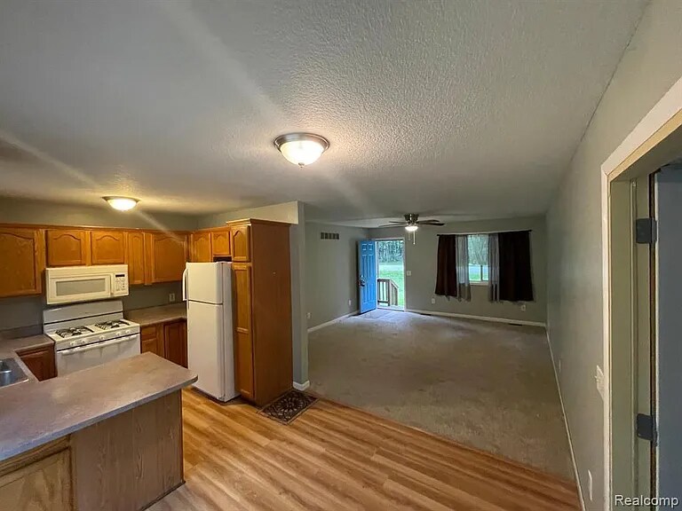 Building Photo - 6067 Shadowbrook Dr