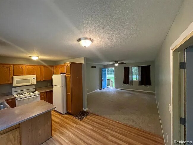 Building Photo - 6067 Shadowbrook Dr