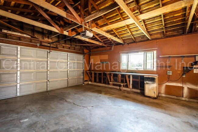 Building Photo - 3 Bedroom, 2 Bath Home Near Bakersfield Co...
