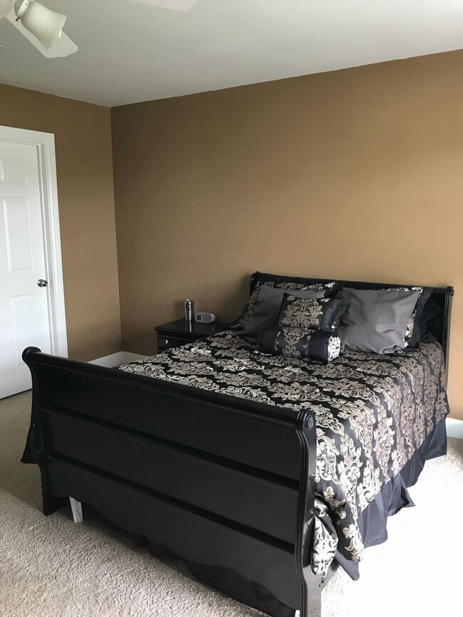 Building Photo - Spacious condo
