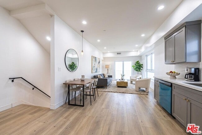 Building Photo - 5434 Romaine St