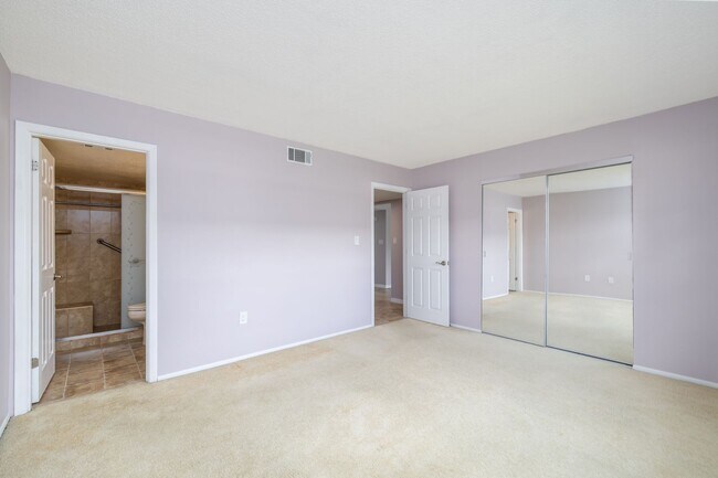 Building Photo - Intracoastal 2 bed/ 2 ba condo with lots o...