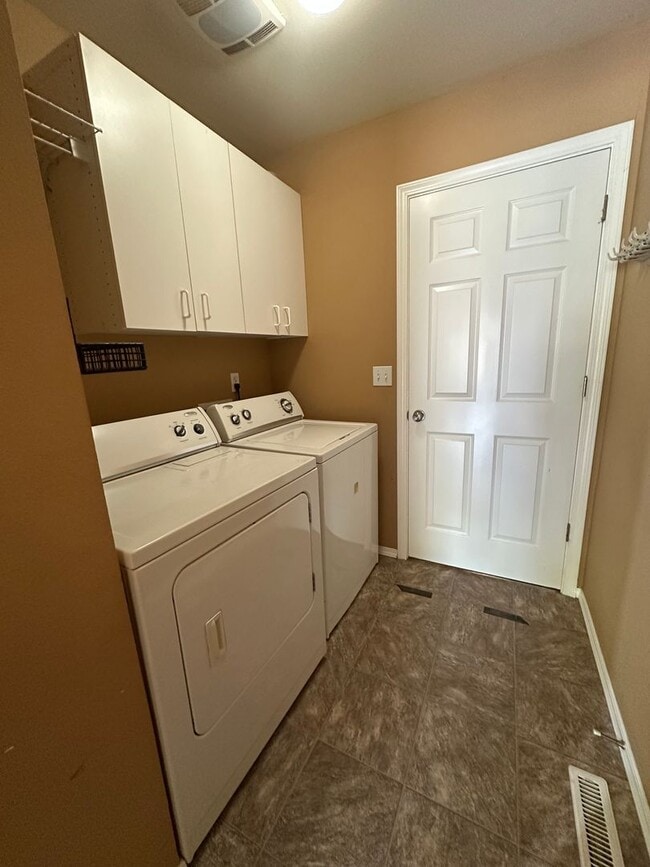 Building Photo - Granite Falls Rambler