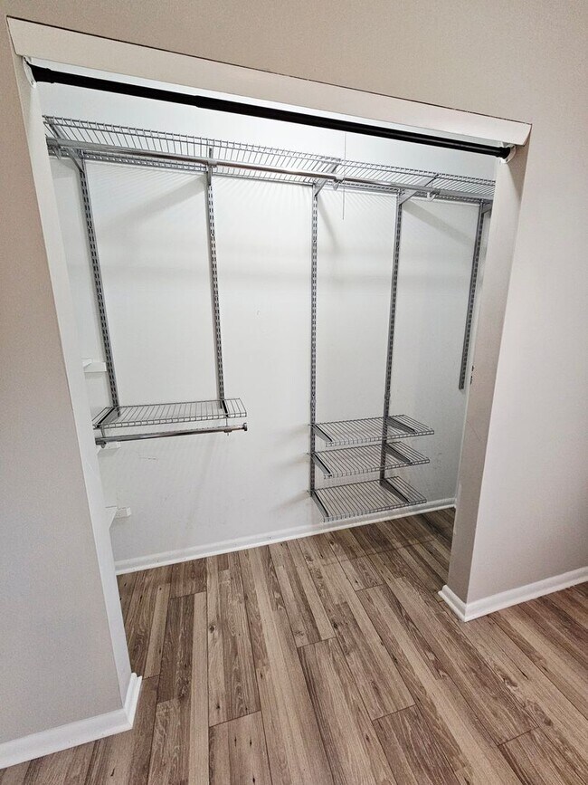 Building Photo - MOVE-IN READY! 2BR Townhome in Clintonville near OSU – W/D, Parking, Pet Friendly