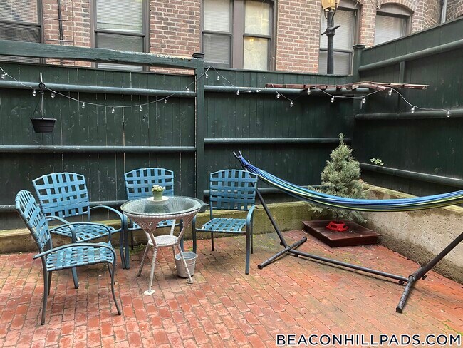 Building Photo - 28 Phillips St