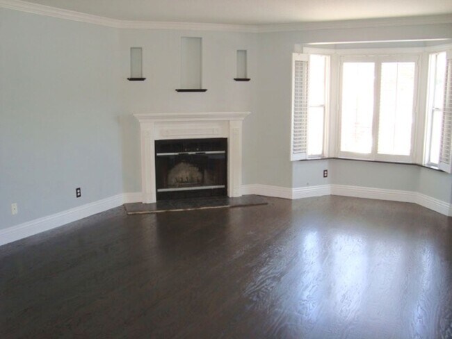 Building Photo - STUNNING TOWNHOME 2 BED 2.5 BATH 2 CAR GARAGE NORTH PARK/HILLCRES