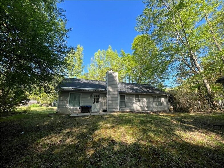 Building Photo - 731 Redwood Park