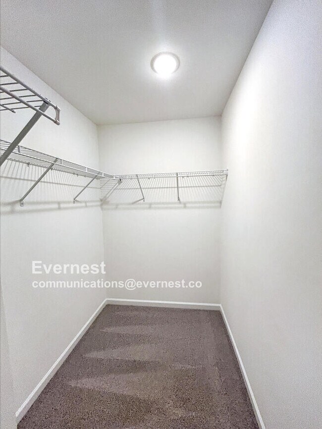 Building Photo - Bright 3-Bedroom Home with Modern Comforts...