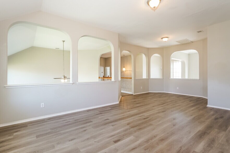 Building Photo - 925 Trailwood Dr