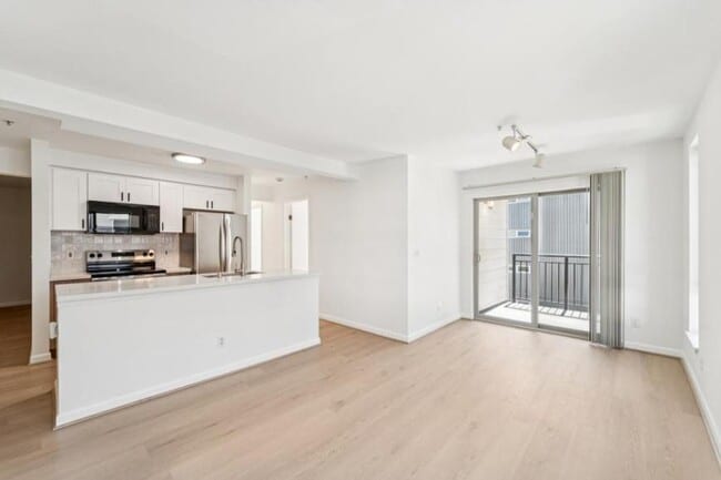 Building Photo - 2 bedroom in Seattle WA 98109