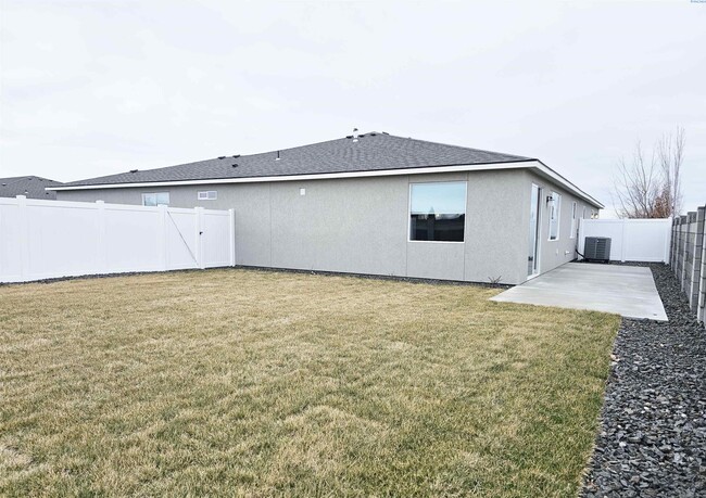 Building Photo - Newer Construction Townhouse