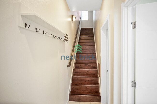 Building Photo - 2 BED & 1.5 BATH TOWNHOME FOR RENT