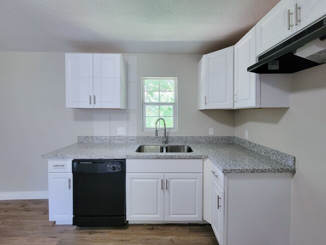 Building Photo - RECENTLY REMODELED 3 BEDROOM LEASE HOME