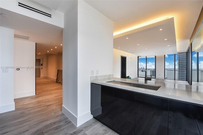 Building Photo - 1010 Brickell Ave