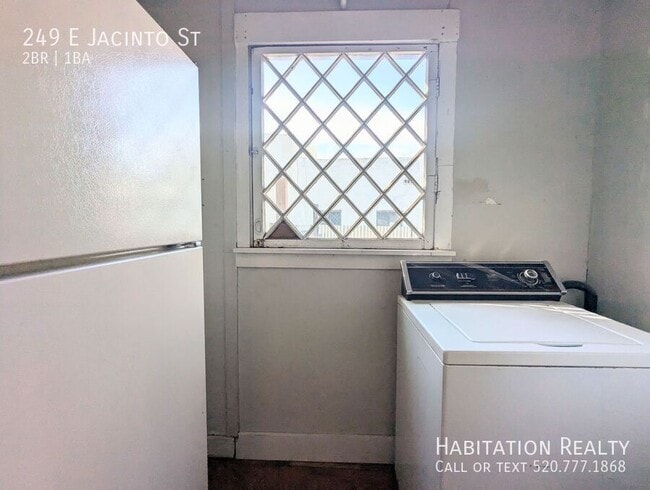 Building Photo - 249 E Jacinto St