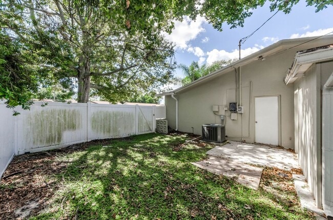 Building Photo - Charming 3 bedroom 2 bath in North Clearwa...