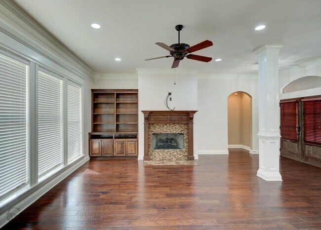 Building Photo - 520 Falling Water Cir