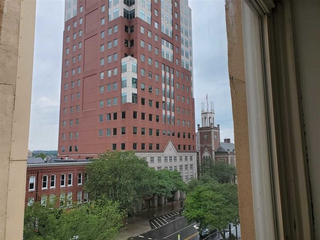 Building Photo - 819 Elm St