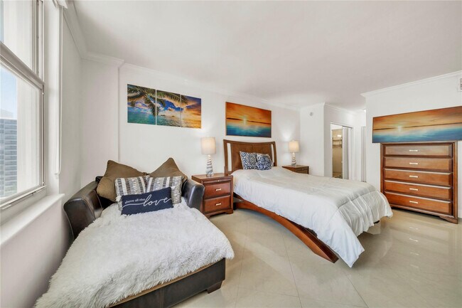 Building Photo - 3725 S Ocean Dr