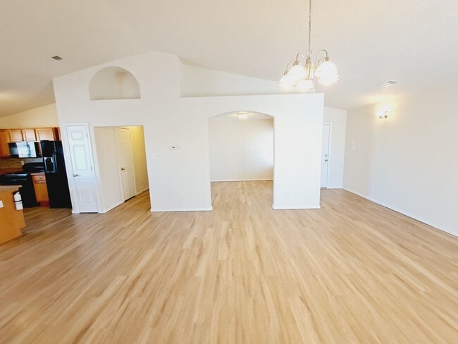 Building Photo - 3 bed 2 bath 1575 sq ft home
