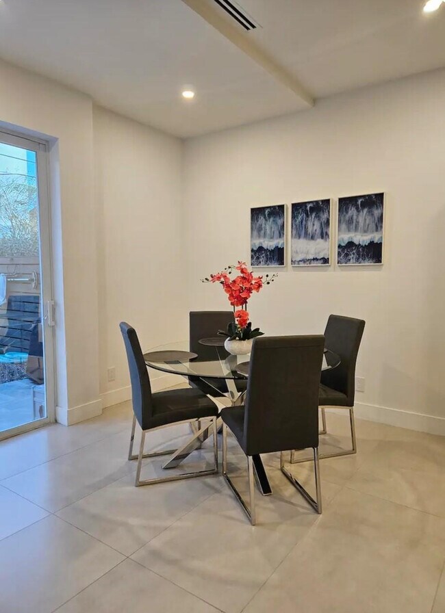 Building Photo - 2275 SE 7th St