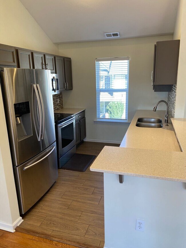 Building Photo - West AVL - Spacious Home in Scenic Bluff S...