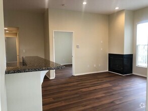 Building Photo - Mid Town Ventura Upstairs 2+2 Apartment