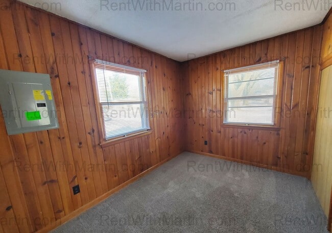 Building Photo - For Rent- Beautiful home in Evansdale! Pets Ok!