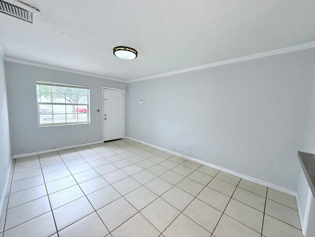 Building Photo - 447 Conniston Rd