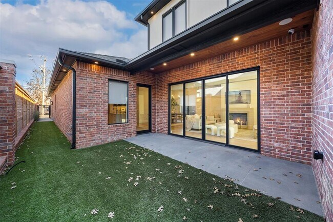 Building Photo - 1129 NW 42nd St