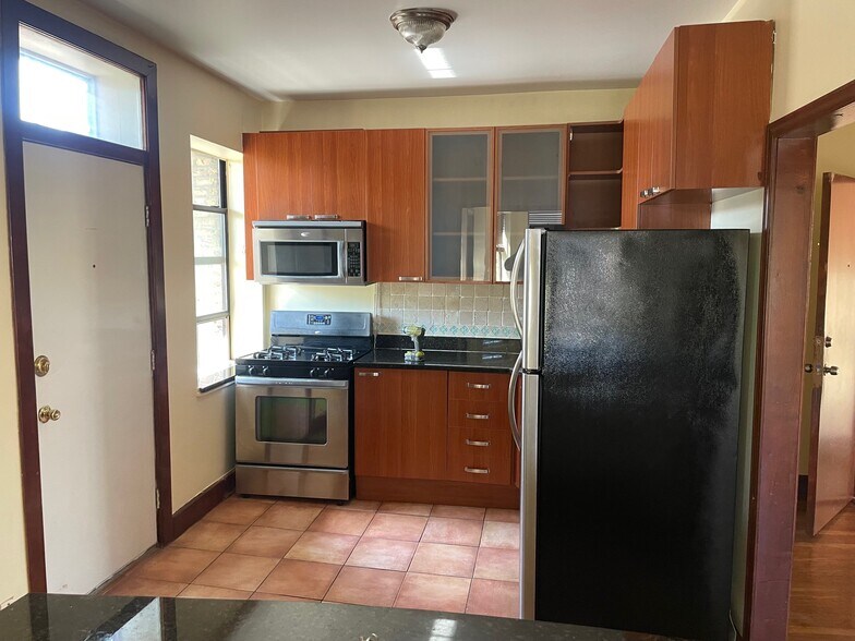 Kitchen - 4922 N Kedzie Ave