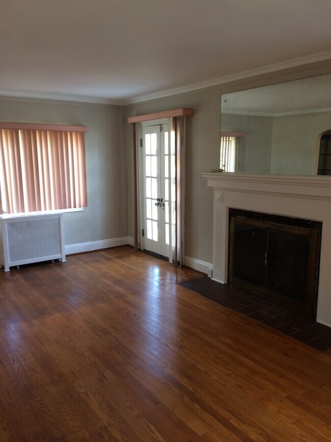 Building Photo - Charming, Classic 3 BR Brick Close to LeMo...