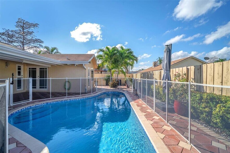 Building Photo - 4991 NW 72nd Ter