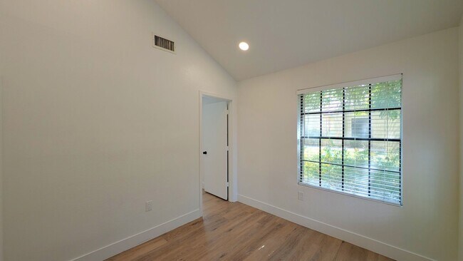 Building Photo - 3 Bedroom Townhome in the Dartmouth Trace Community Near N Dobson Rd and W University Dr!