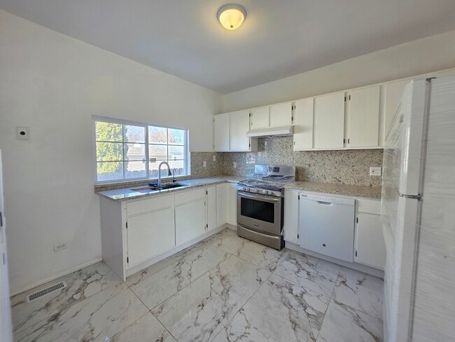 Building Photo - 122 Hawley St