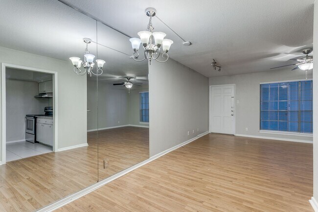 Building Photo - BEAUTIFUL ALAMO HEIGHTS CONDOMINIUM AT THE GEORGIAN